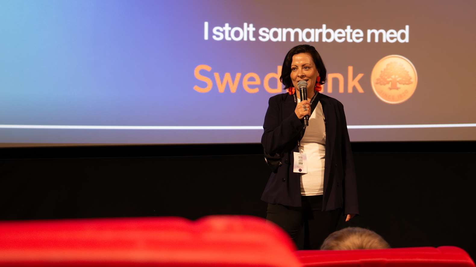 Kvinna talar inför publik