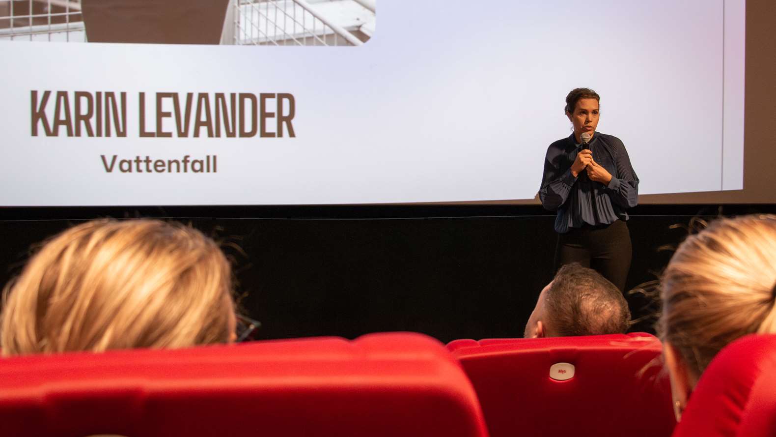 Kvinna talar inför publik